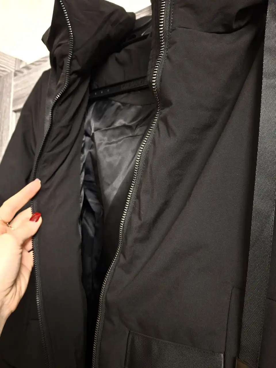 Продам новую зимнюю куртку черного цвета размер S - Верхняя одежда (Одежда) в Волгоград