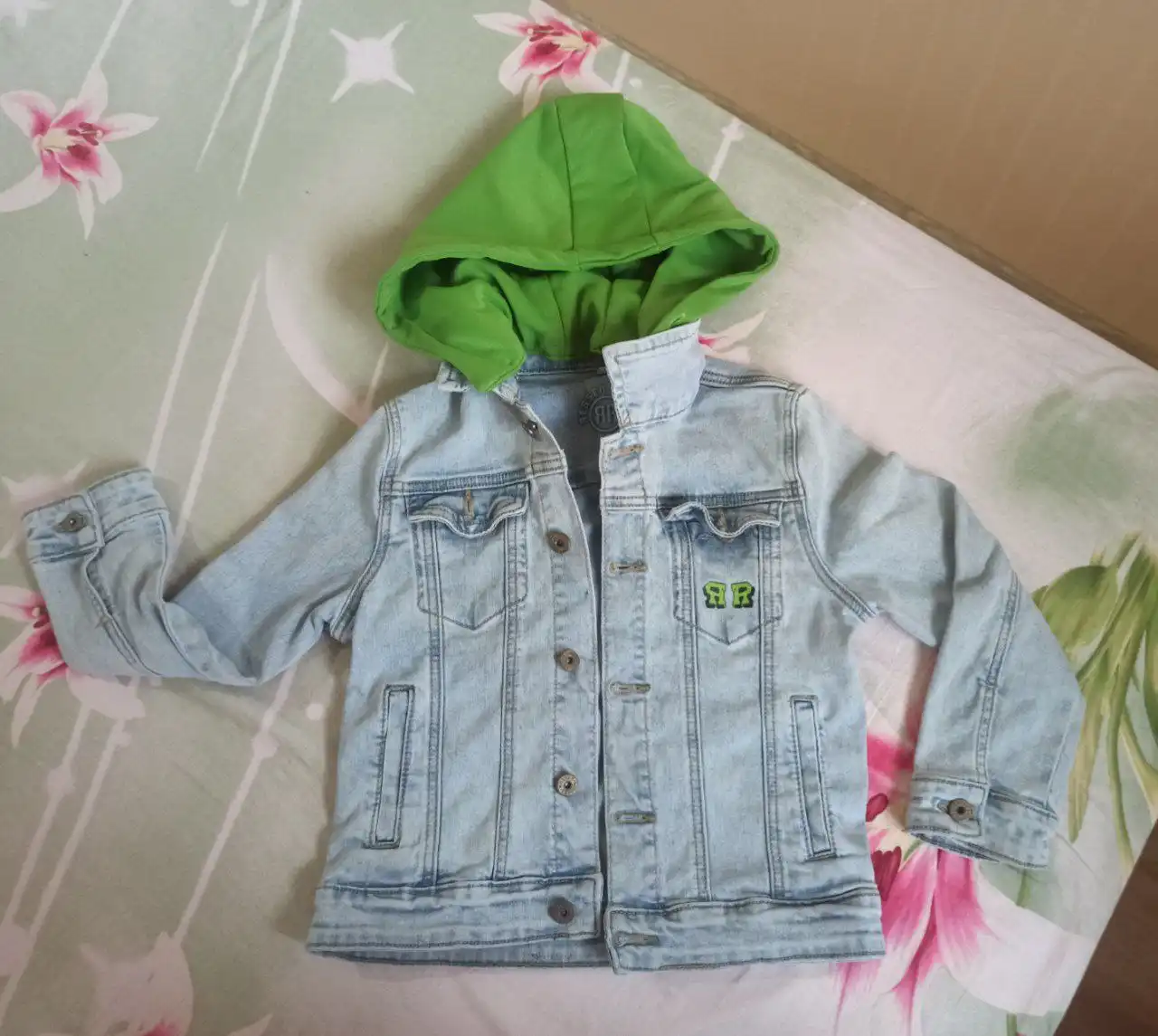 Джинсовая куртка с трикотажным съёмным капюшоном - Детская одежда (Одежда) в Волгоград