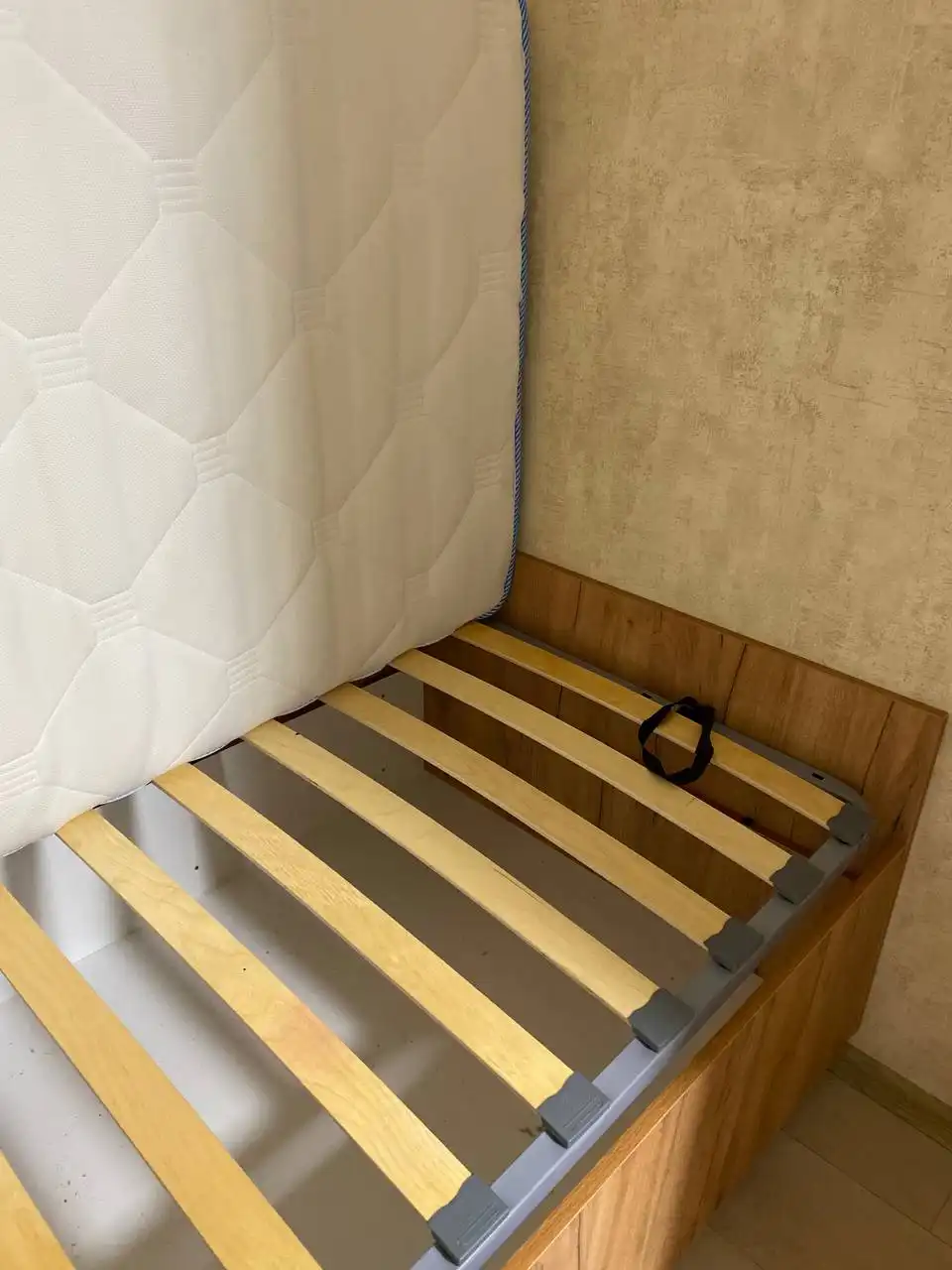 Продается кровать с матрасом - Мебель (Для дома и дачи) в Волгоград