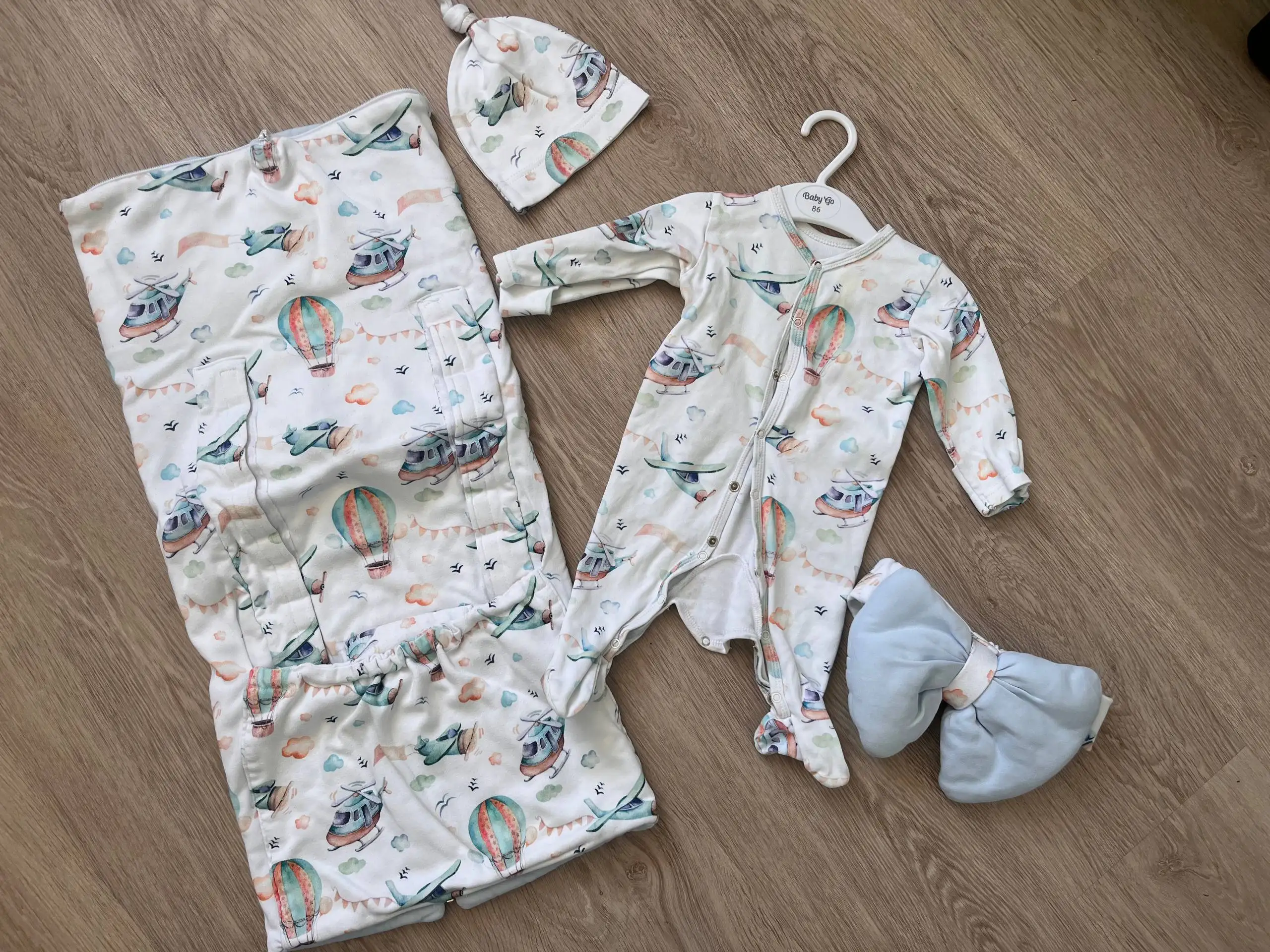 Детская одежда: комбинезоны и комплект на выписку - Одежда для детей (Товары для детей) в Волгоград