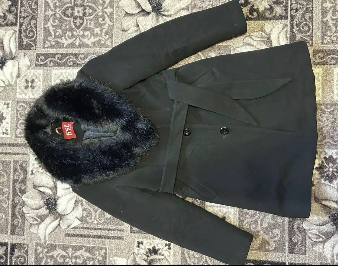 Продам зимнее пальто 42-44 размер - Верхняя одежда (Одежда) в Волгоград