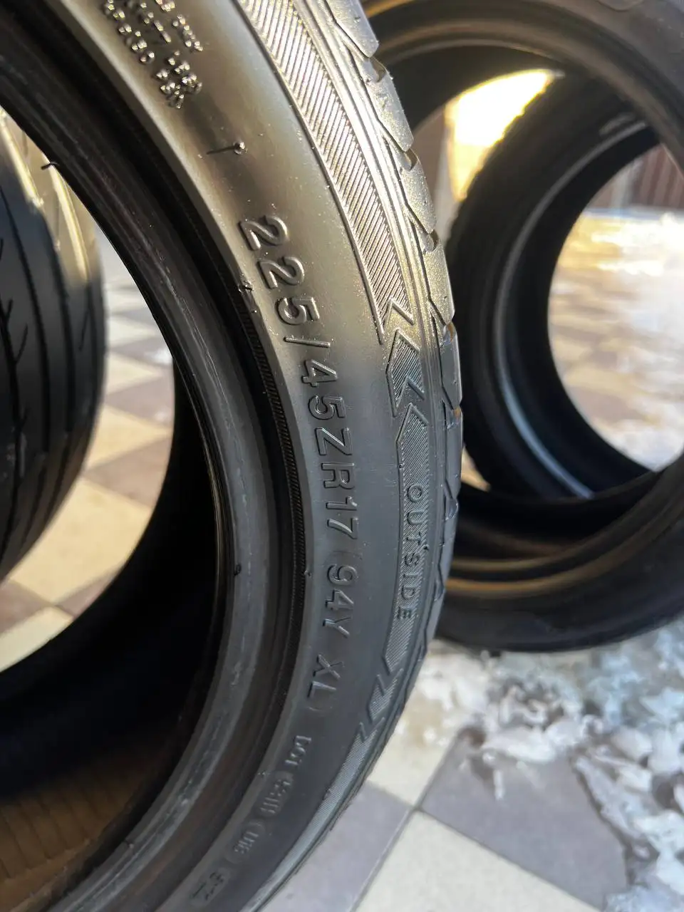Продам летнюю резину 225/45/17 - Шины и диски (Авто) в Волгоград