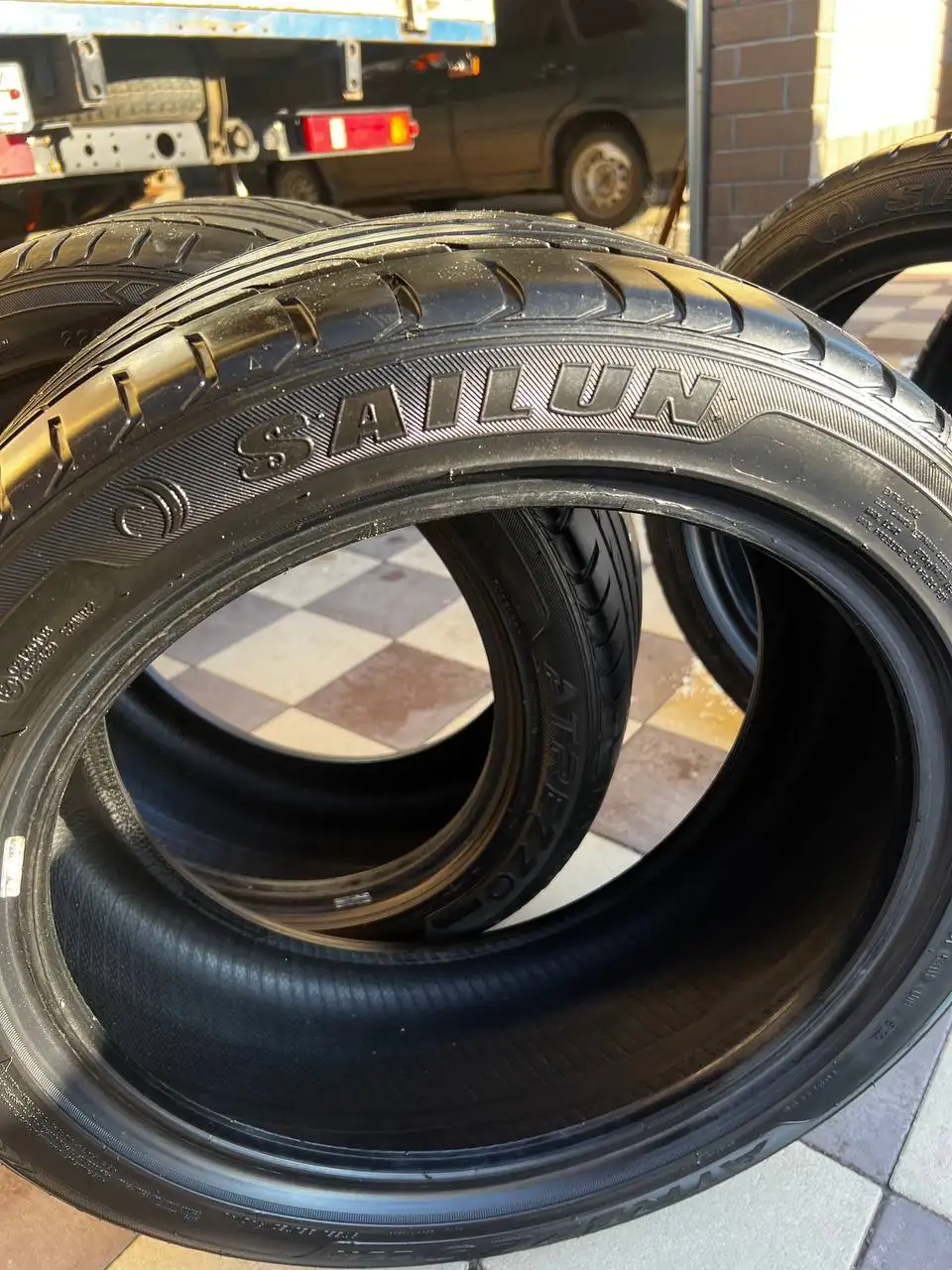 Продам летнюю резину 225/45/17 - Шины и диски (Авто) в Волгоград