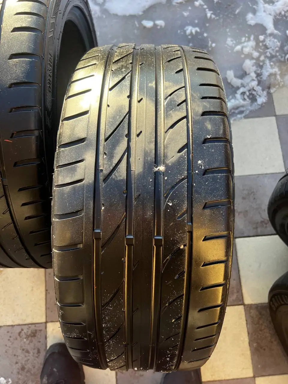 Продам летнюю резину 225/45/17 - Шины и диски (Авто) в Волгоград