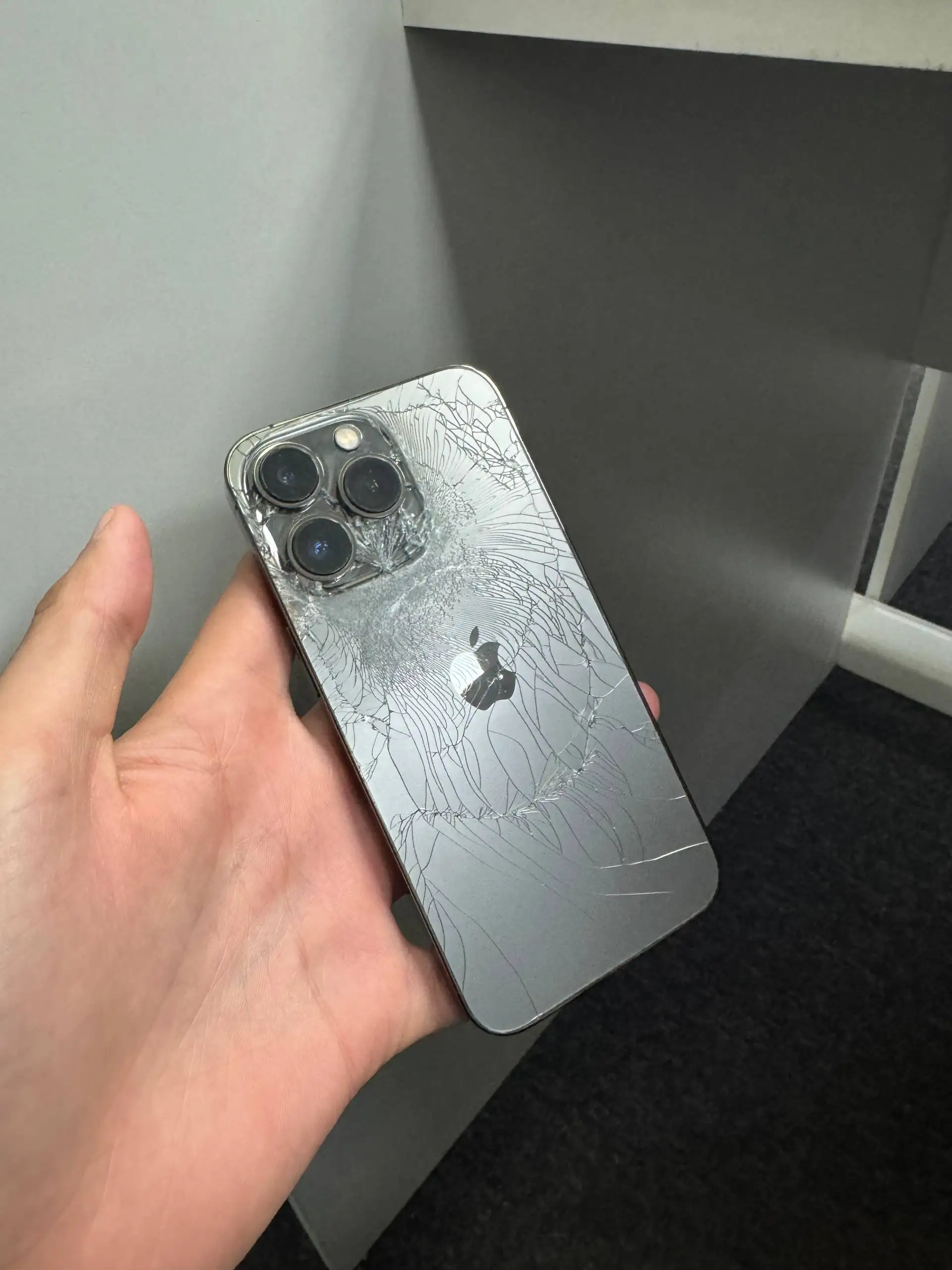 Продажа б/у iPhone и VR-очков Oculus Quest 3s в Волгограде - Смартфоны и планшеты (Электроника) в Волгоград