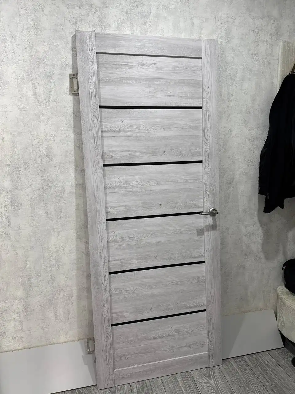 Продам вешалку напольную и дверь - Барахолка в Волгоград