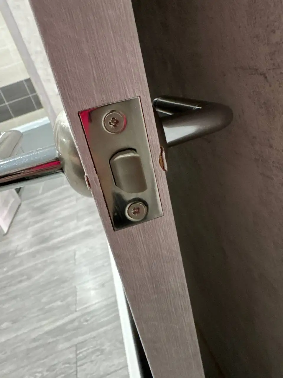 Продам вешалку напольную и дверь - Барахолка в Волгоград