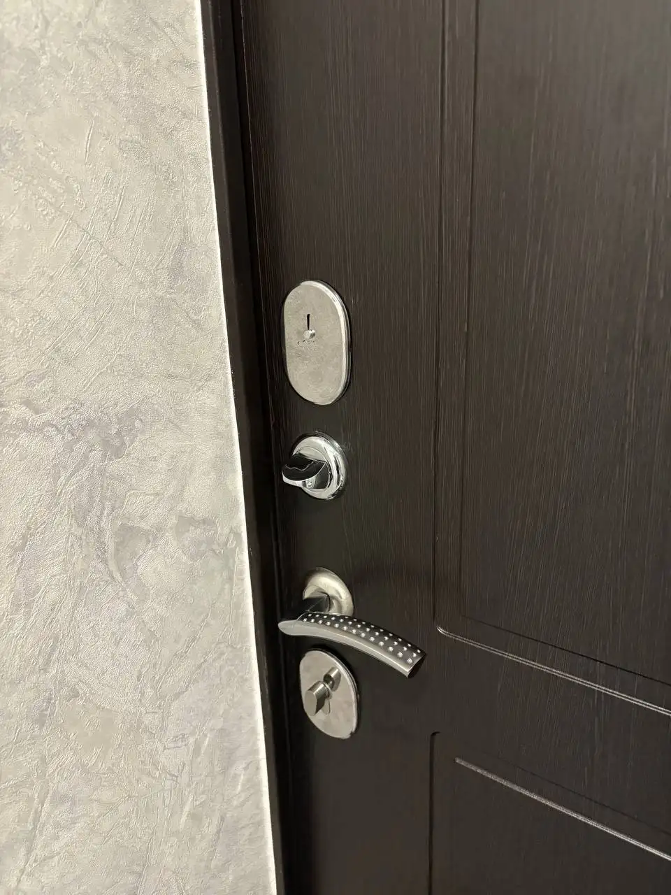 Продам входную дверь - Двери (Для дома и дачи) в Волгоград