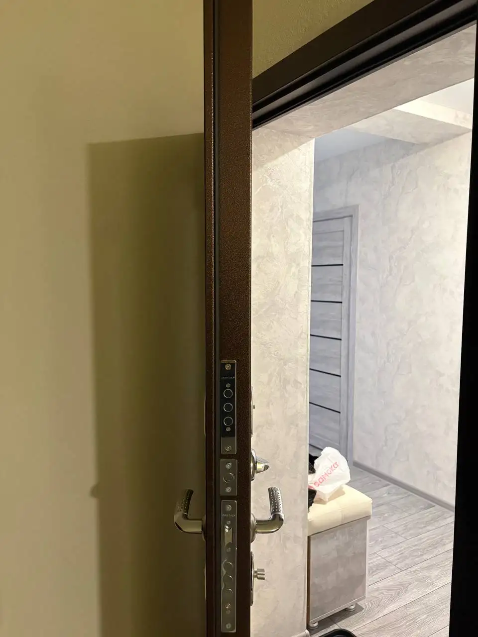 Продам входную дверь - Двери (Для дома и дачи) в Волгоград