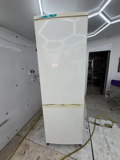 Холодильник работает исправно, 9к - Аксессуары для телефонов в Волгоград