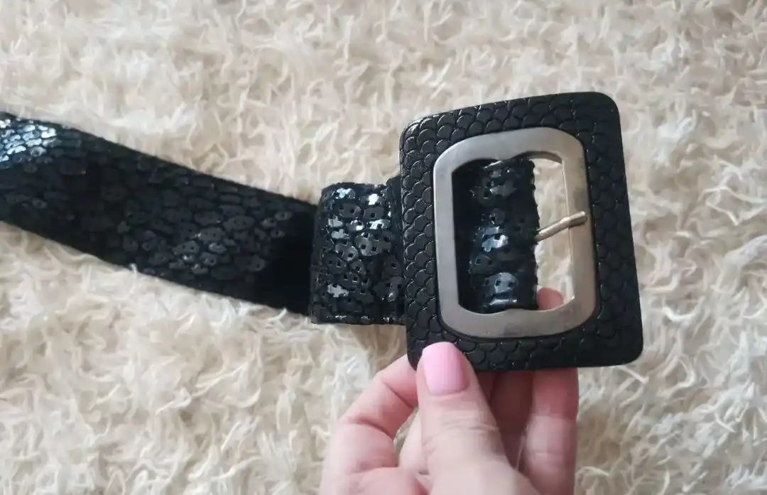 Ремень черный кожаный с пайетками