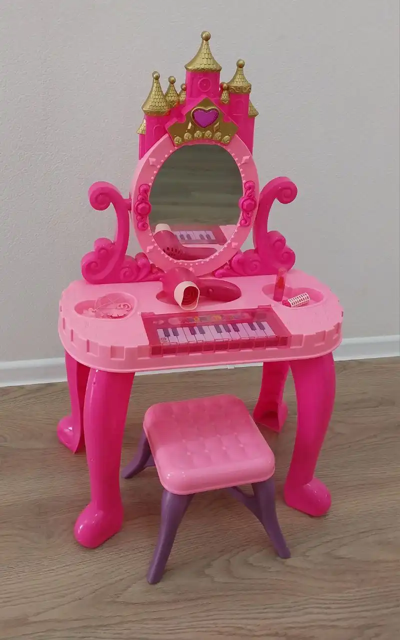 Детский туалетный столик с зеркалом и игрушками