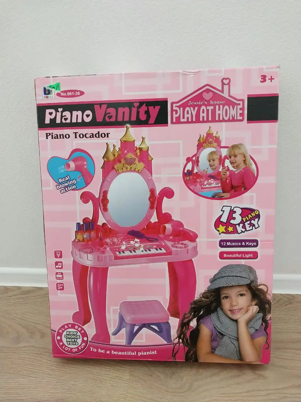 Детский туалетный столик с зеркалом и игрушками