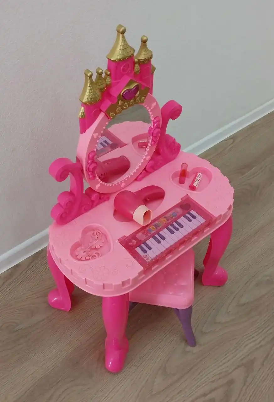 Детский туалетный столик с зеркалом и игрушками