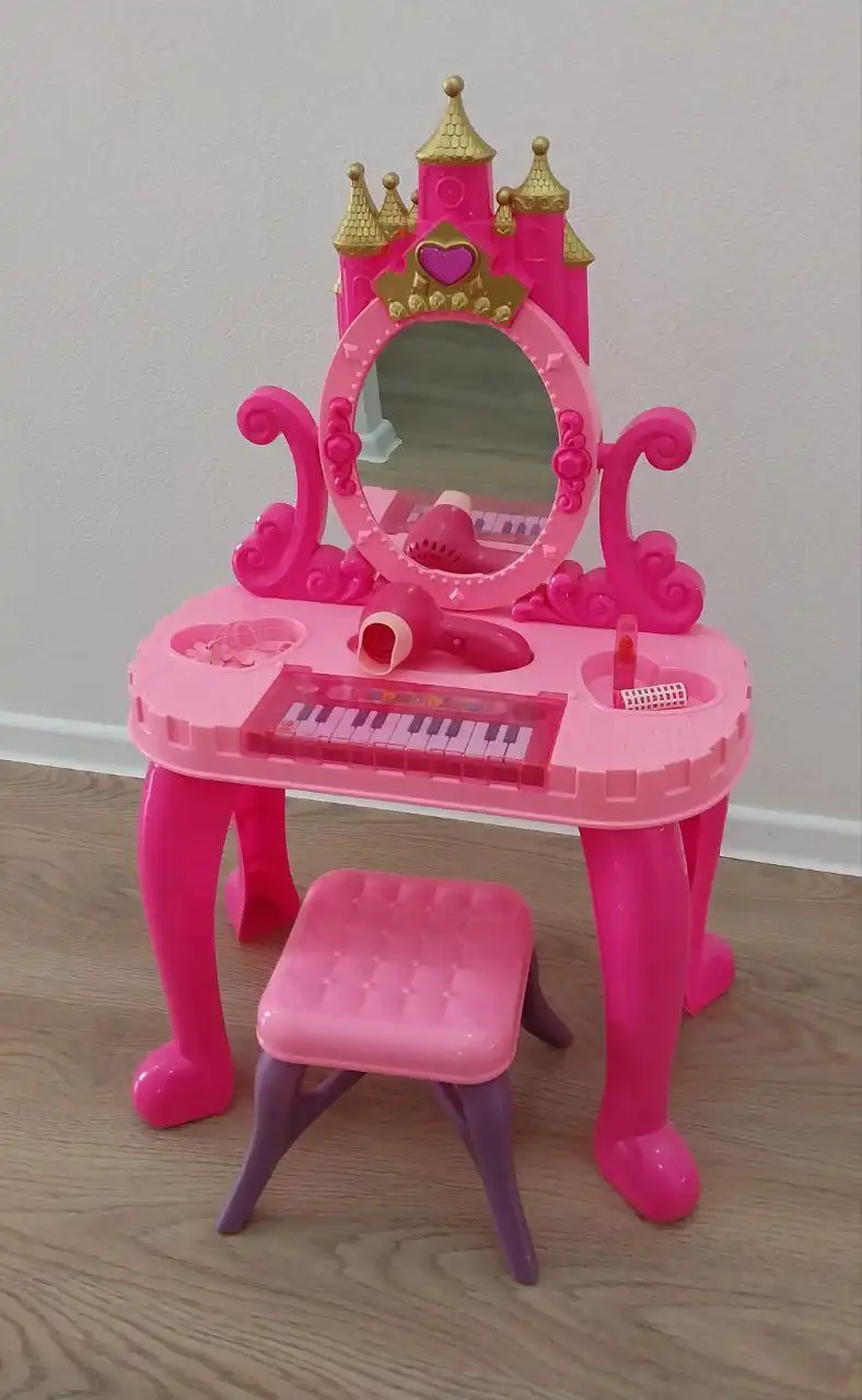 Детский туалетный столик с зеркалом и игрушками