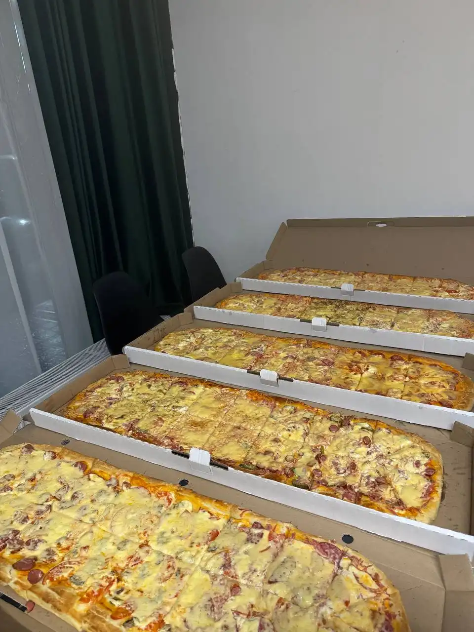 Метровые пиццы в кафе Солнце