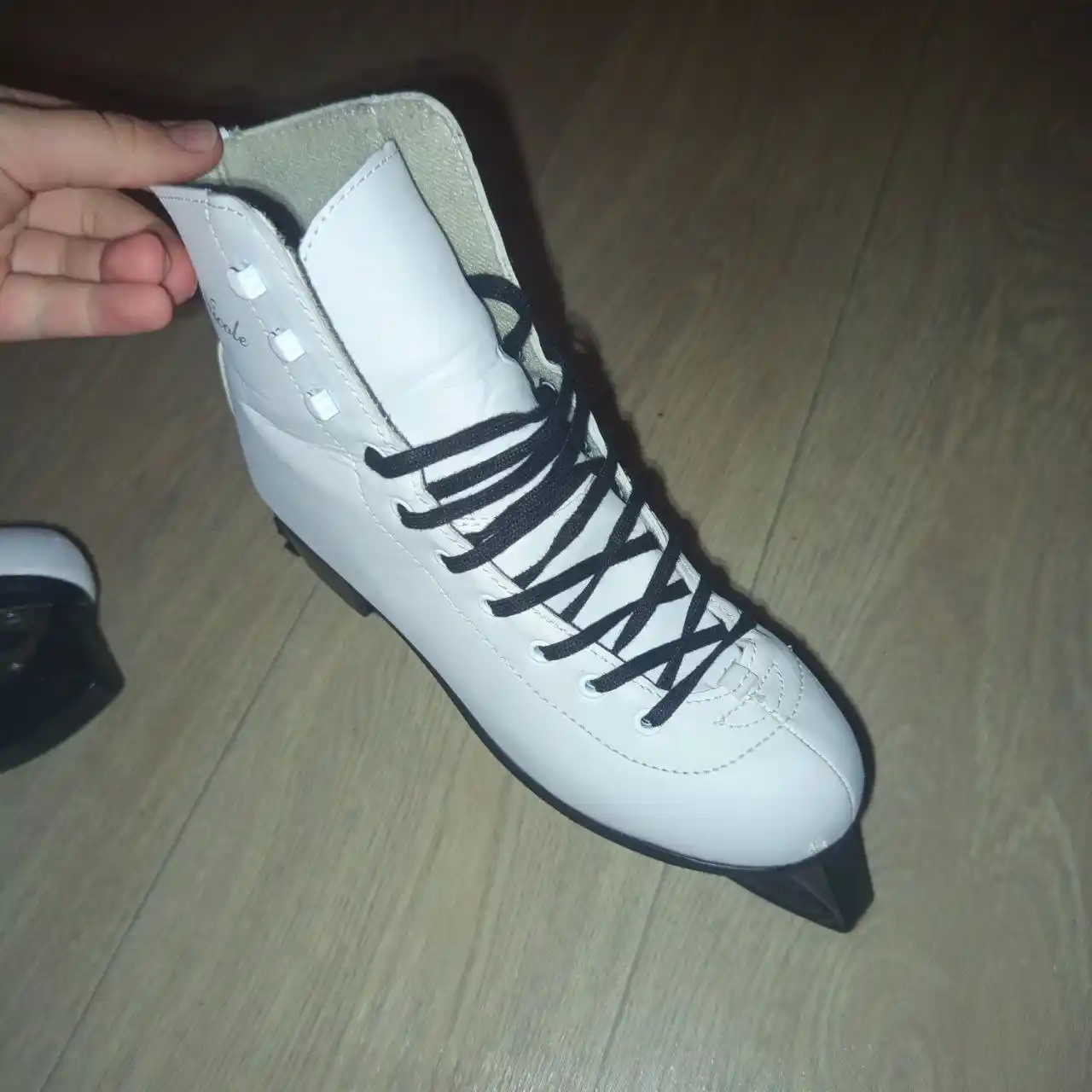 Продам коньки б/у с чехлами и шнурками