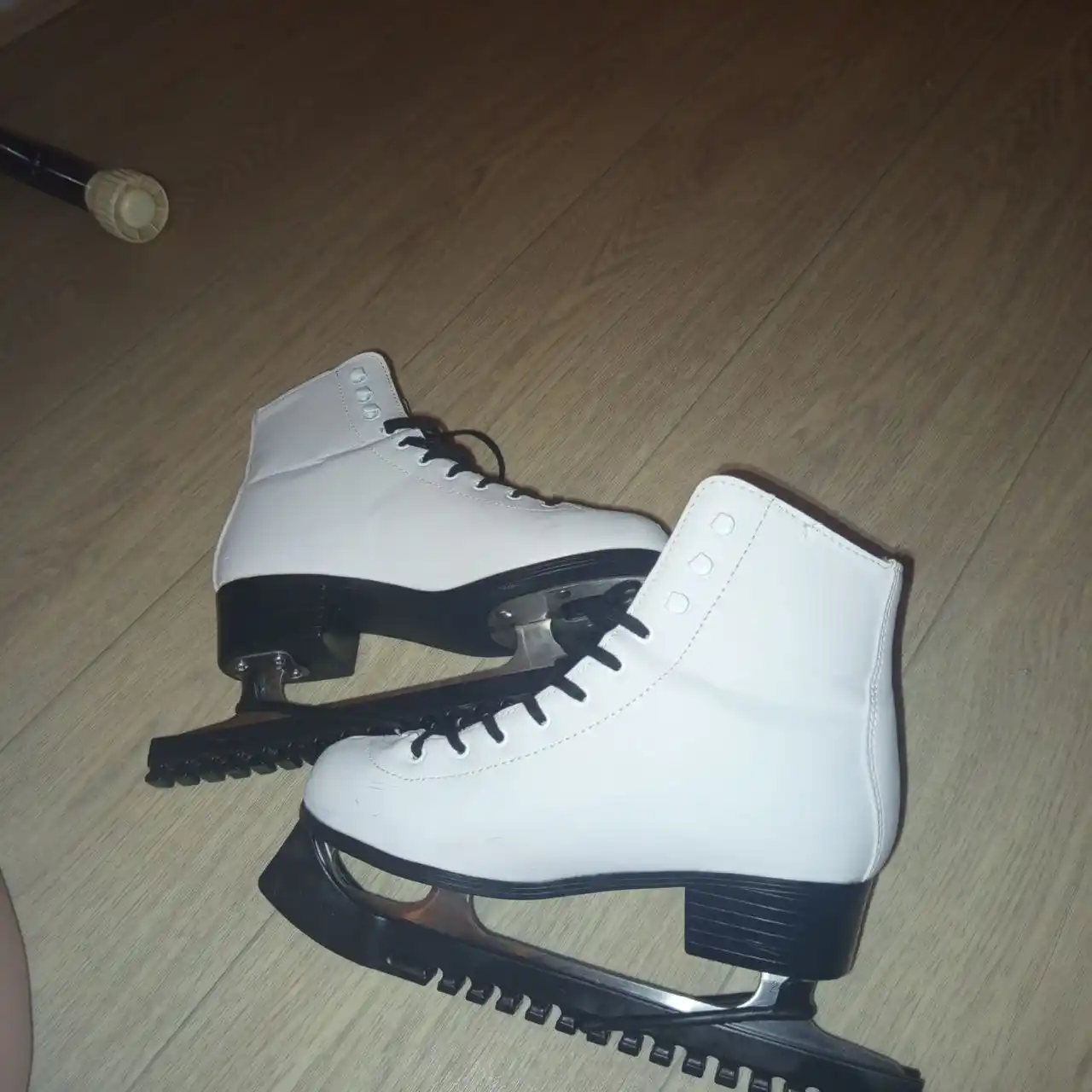Продам коньки б/у с чехлами и шнурками