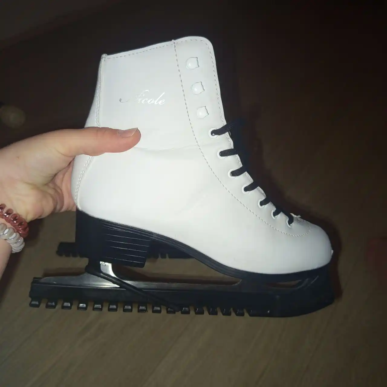 Продам коньки б/у с чехлами и шнурками