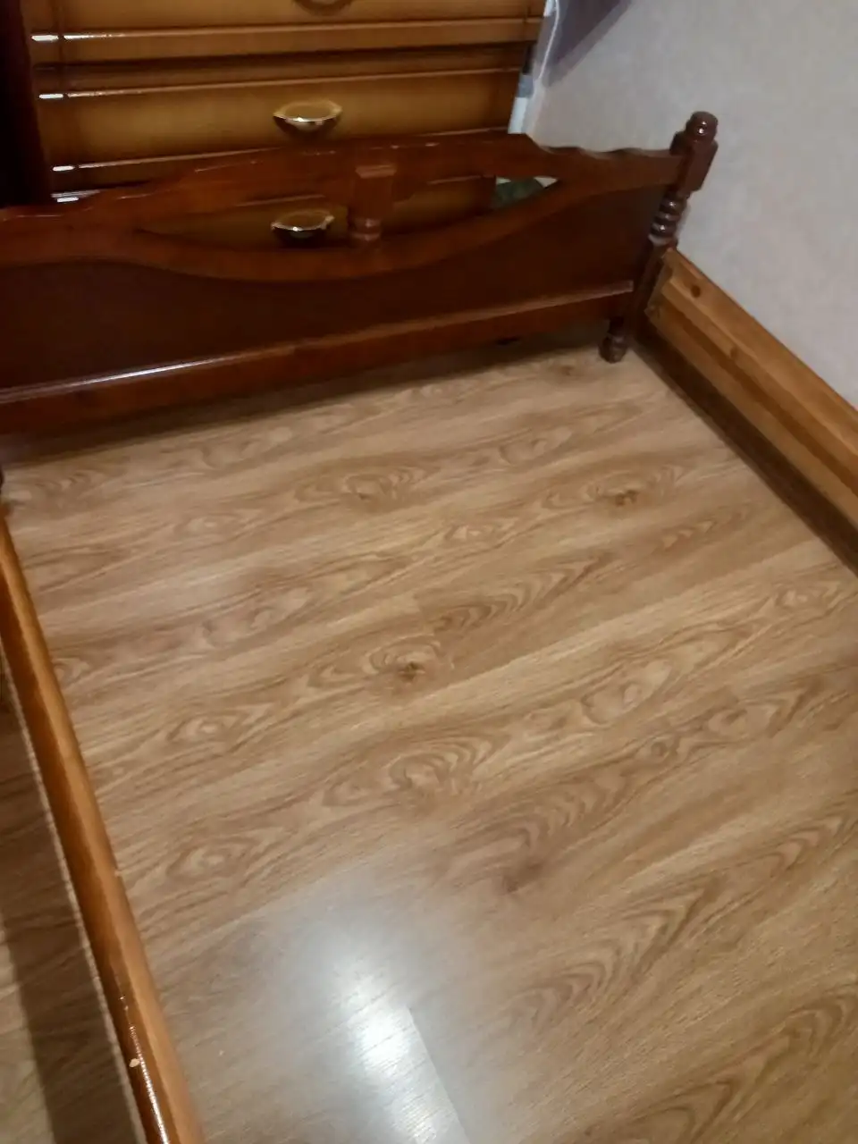 Продам двухъярусную кровать с письменным столом