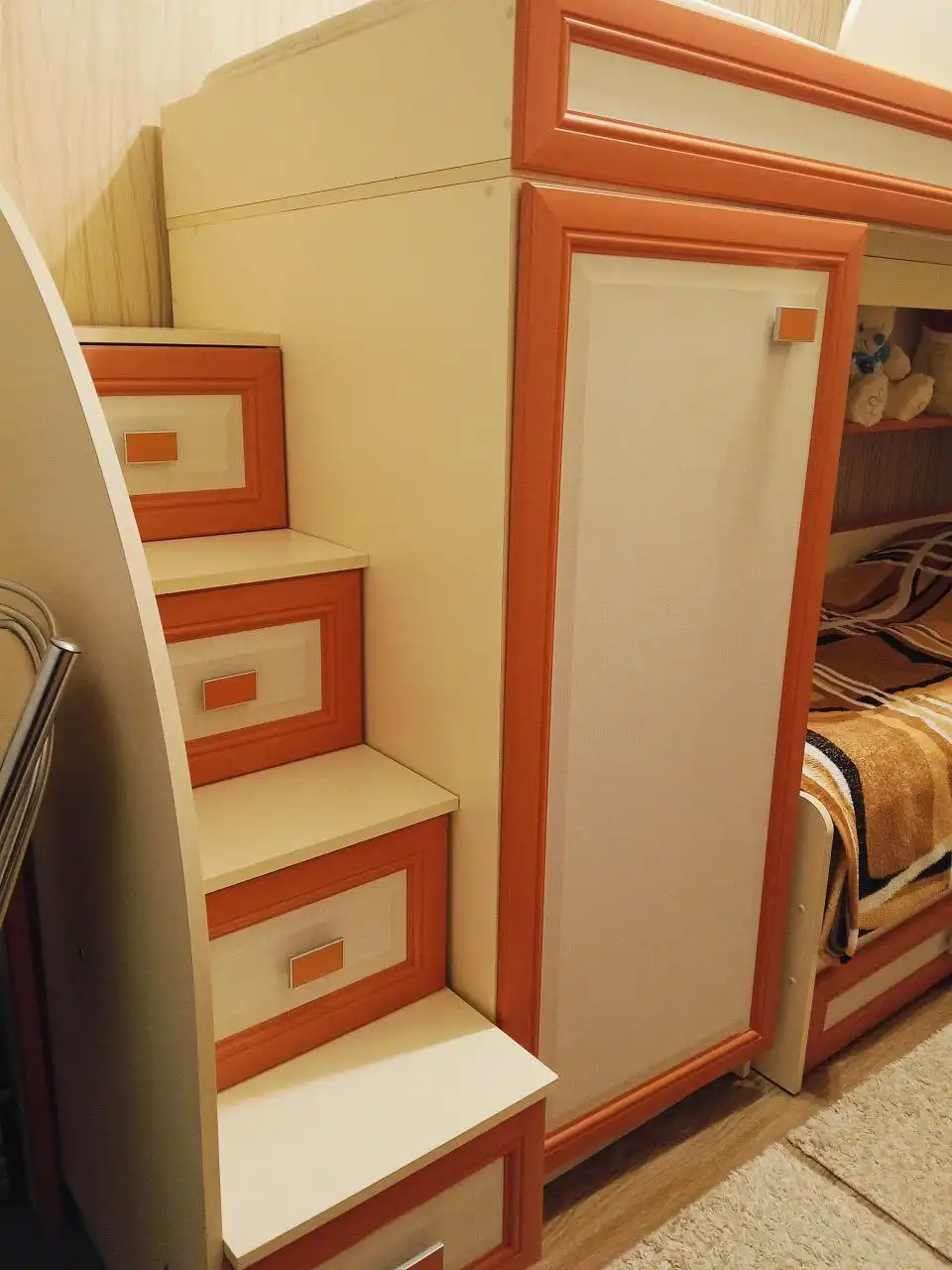 Продам двухъярусную кровать с письменным столом