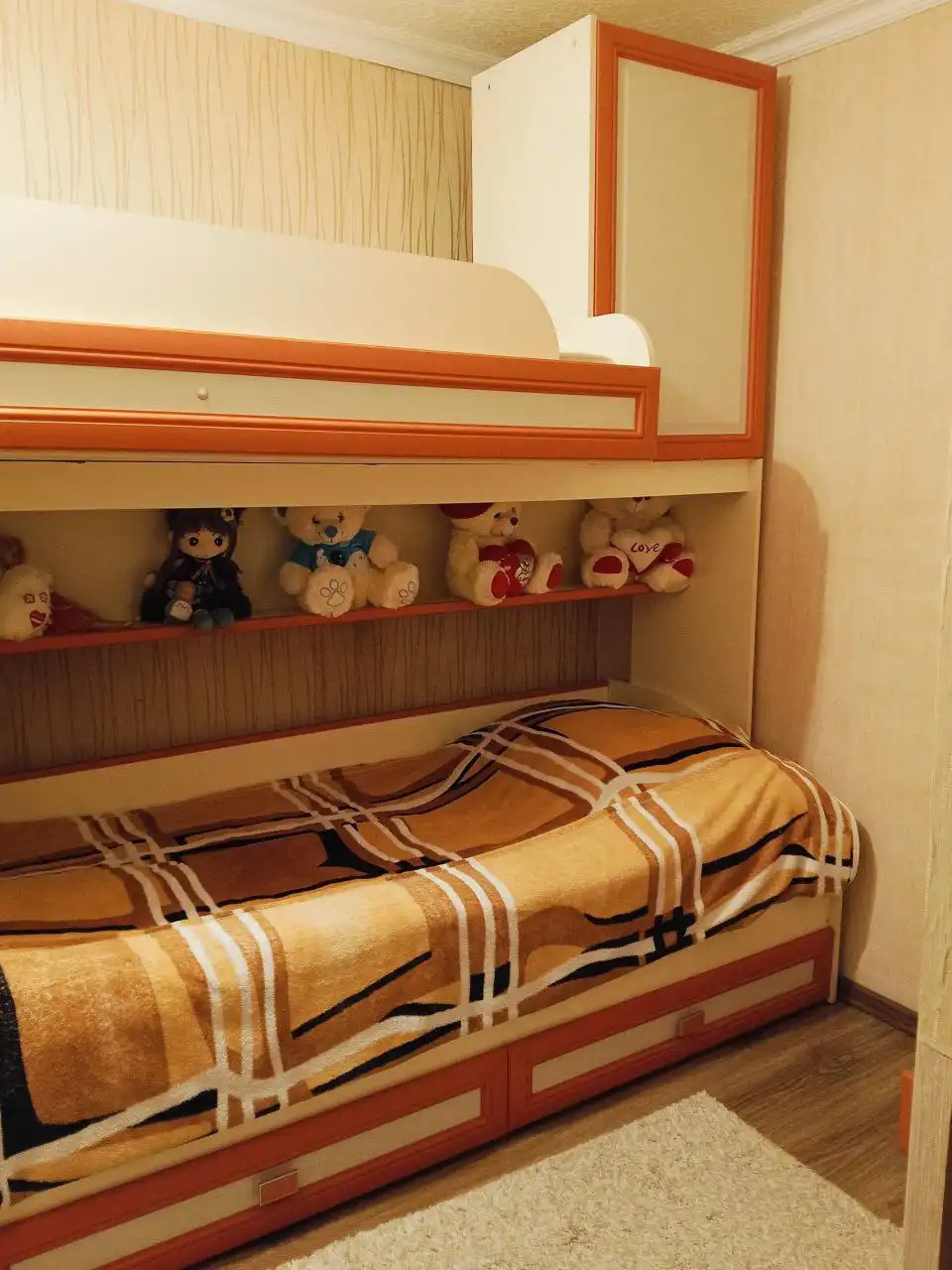 Продам двухъярусную кровать с письменным столом