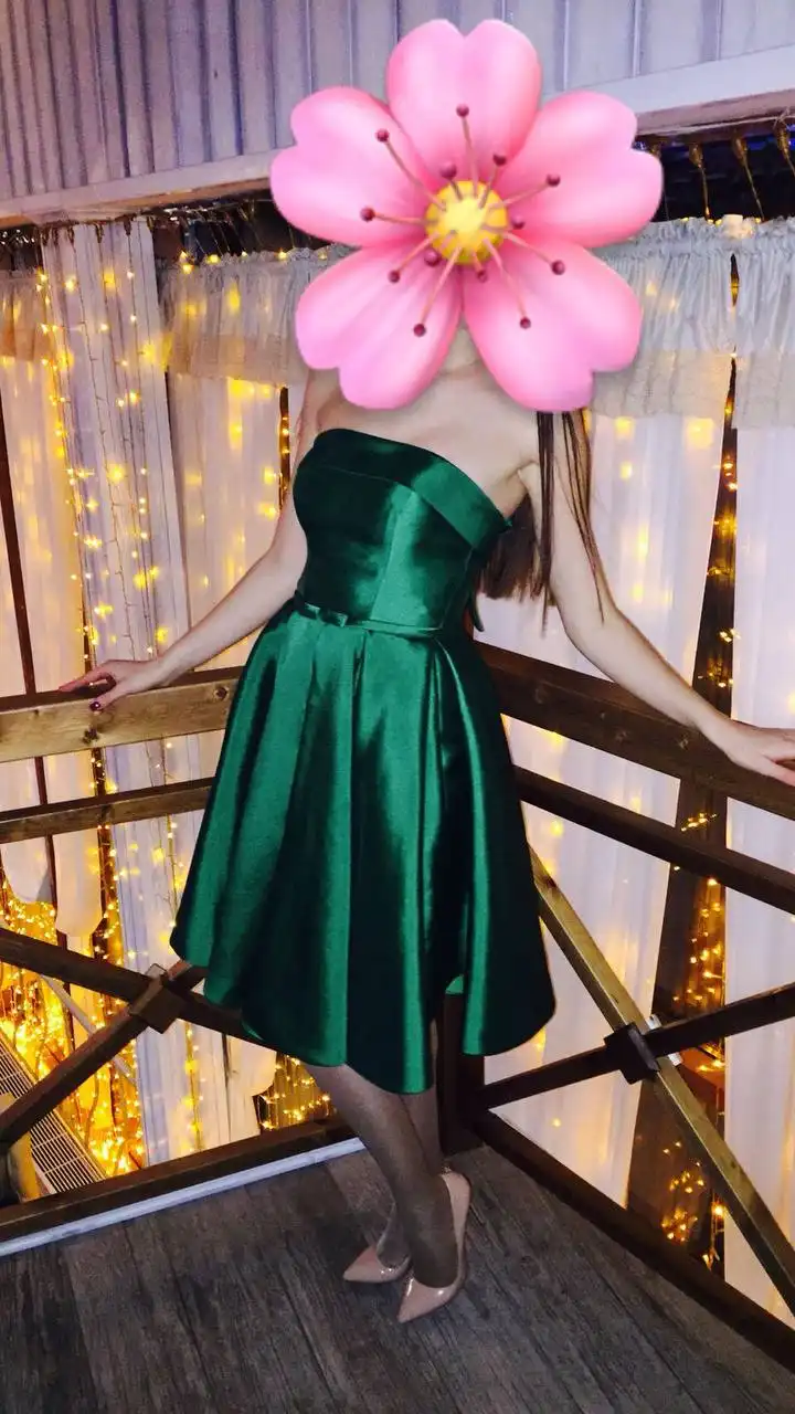 Продам платье изумрудного цвета с шнуровкой