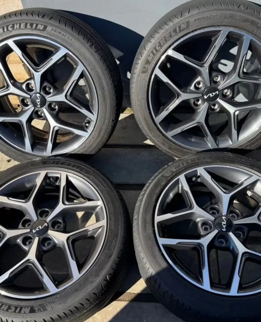 Продам оригинальные колеса на KIA R17 с резиной Michelin - Колеса и диски (Запчасти) в Хабаровск