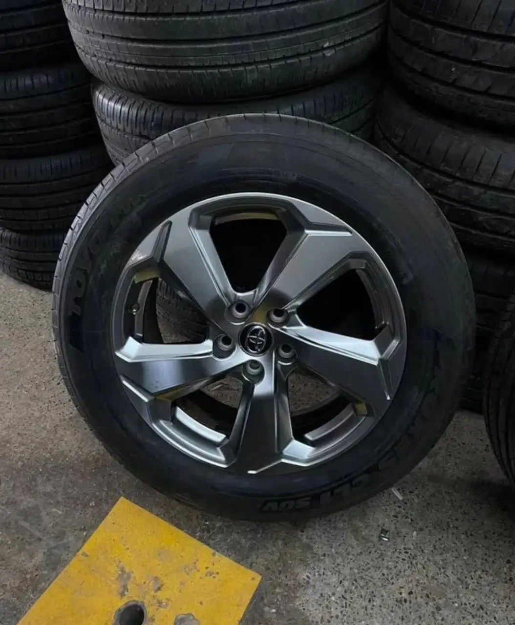 Продам колеса Toyota RAV 4 оригинал - Диски и шины (Запчасти) в Хабаровск