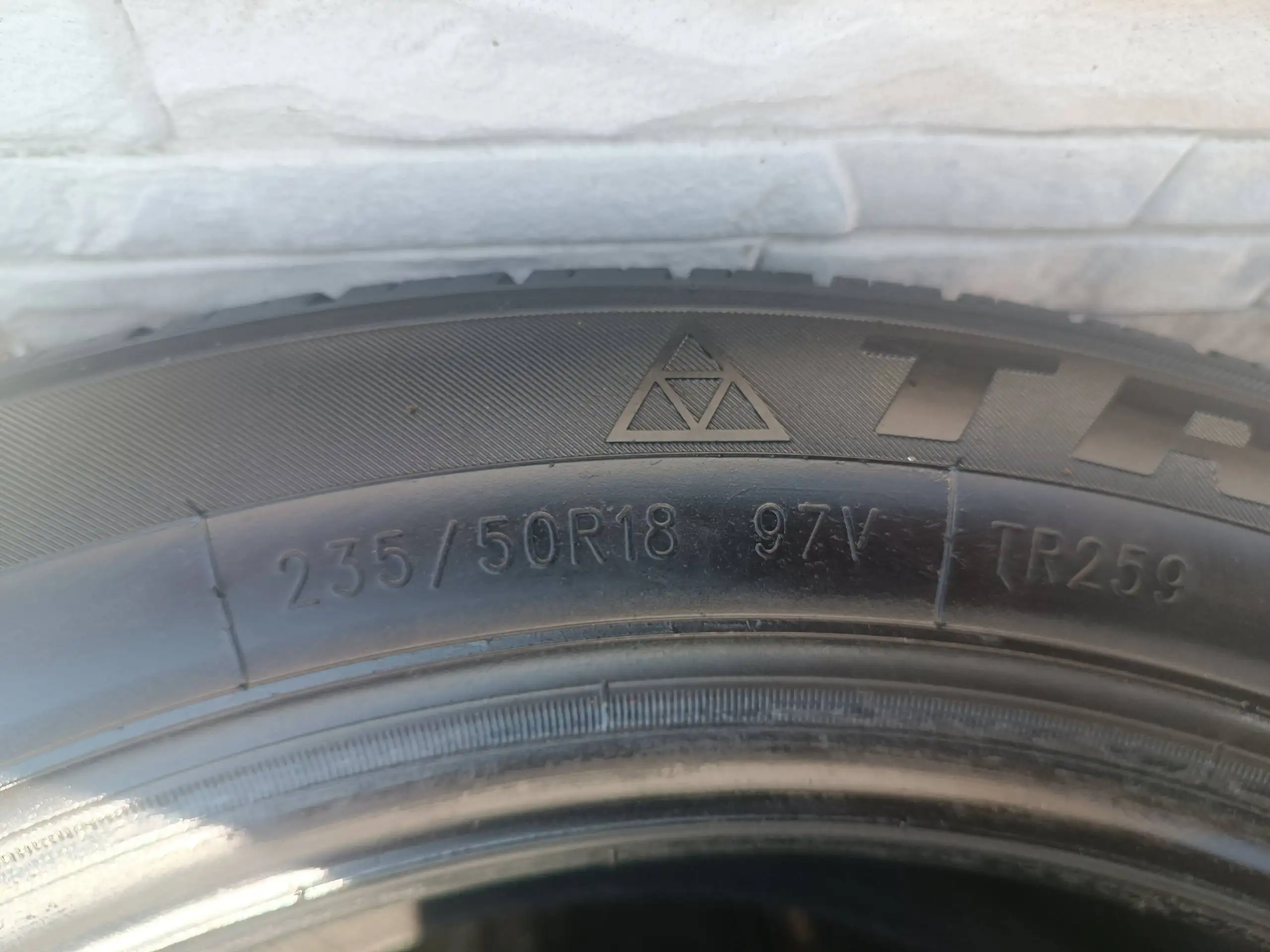 Продам резину TRIANGLE лето 235/50/18 - Шины (Запчасти) в Хабаровск
