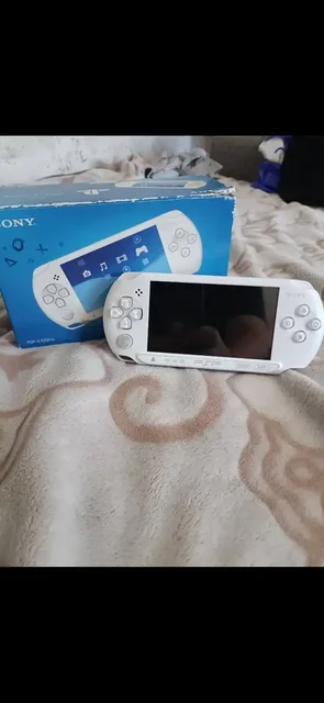 Продам портативную консоль Sony PSP белого цвета - Автоэлектроника в Хабаровск