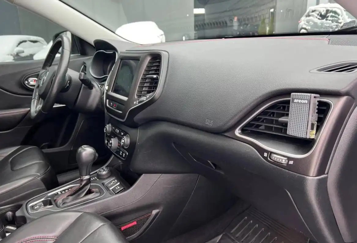 Продажа Jeep Cherokee с полным приводом и бензиновым двигателем