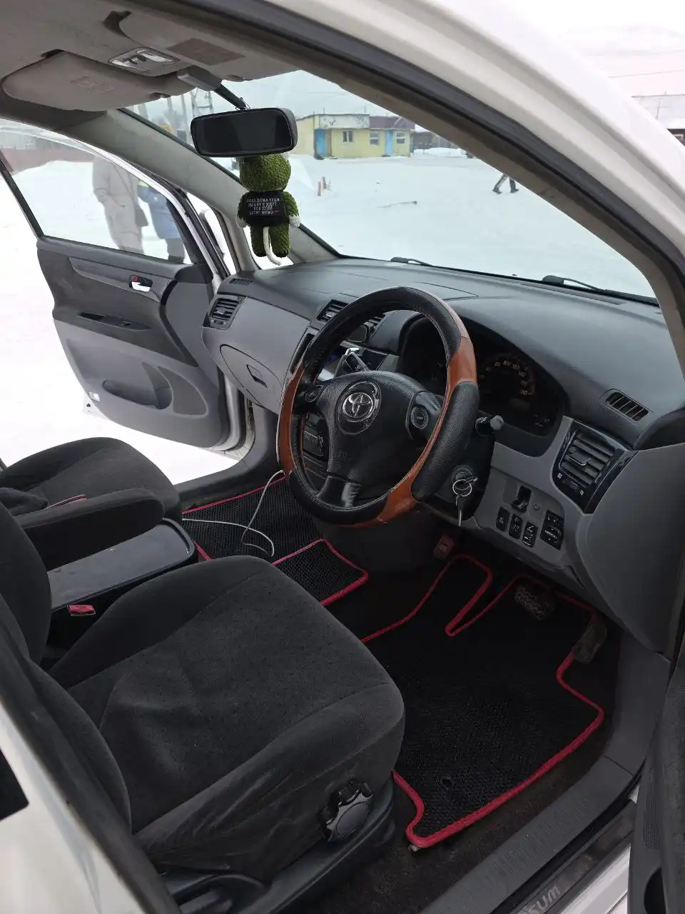 Продам семейный автомобиль 2001 года