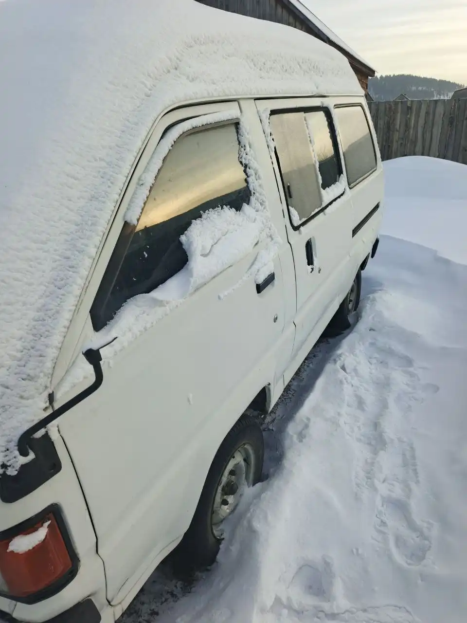 Тойота Литайс 1990 года с бензиновым двигателем и механической коробкой передач - Легковые автомобили (Авто) в Сотниково