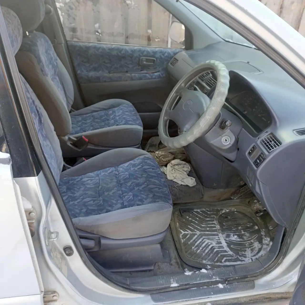 Продажа Toyota Ipsum 1999 года 7-местный - Минивэны (Авто) в Улан-Удэ