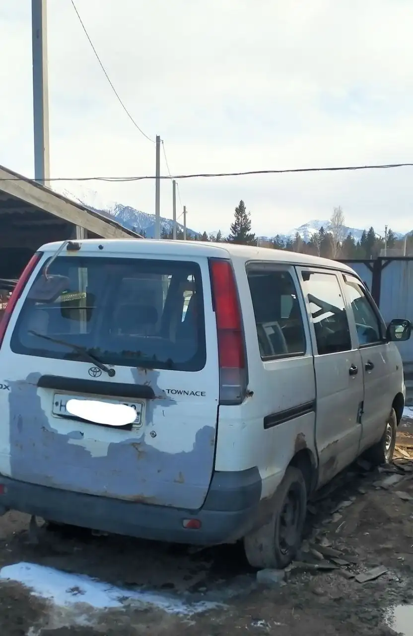 Срочная продажа Тойота Таун Айс 2000 года - Авто в Выдрино