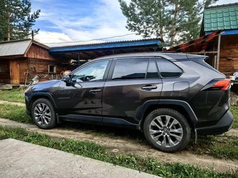 Продам Toyota RAV4, 2021 год, 2.5, один хозяин - Автошкола в Улан-Удэ