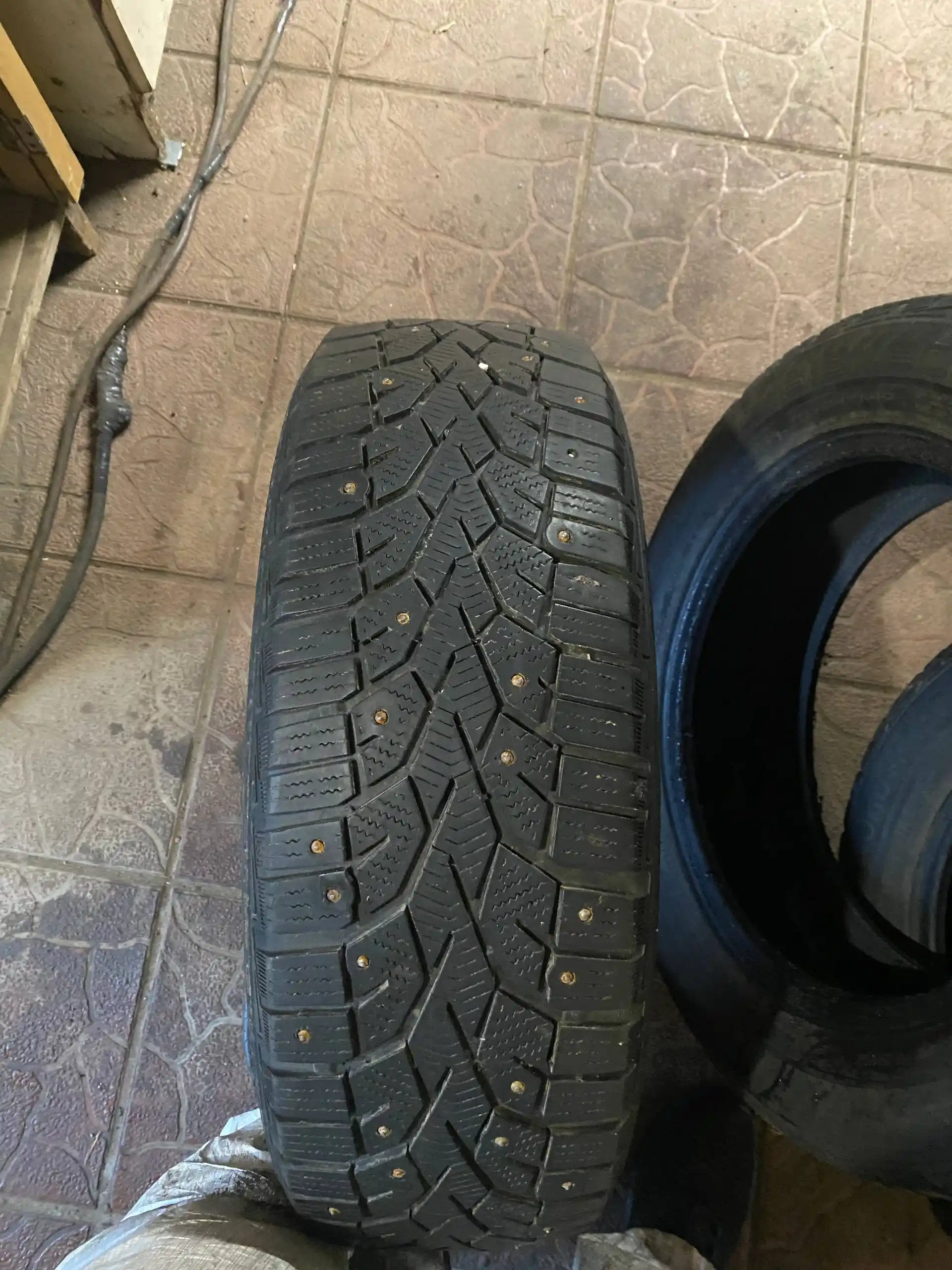 Продам комплект зимней резины 185/65 R15