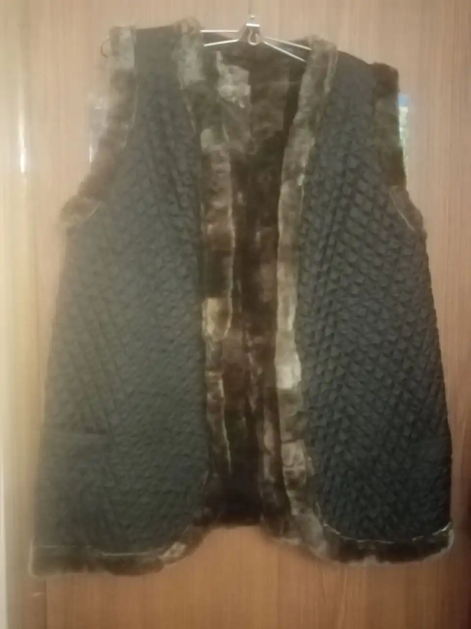 Продам новую жилетку из натуральной цигейки - Верхняя одежда (Одежда) в Белгород