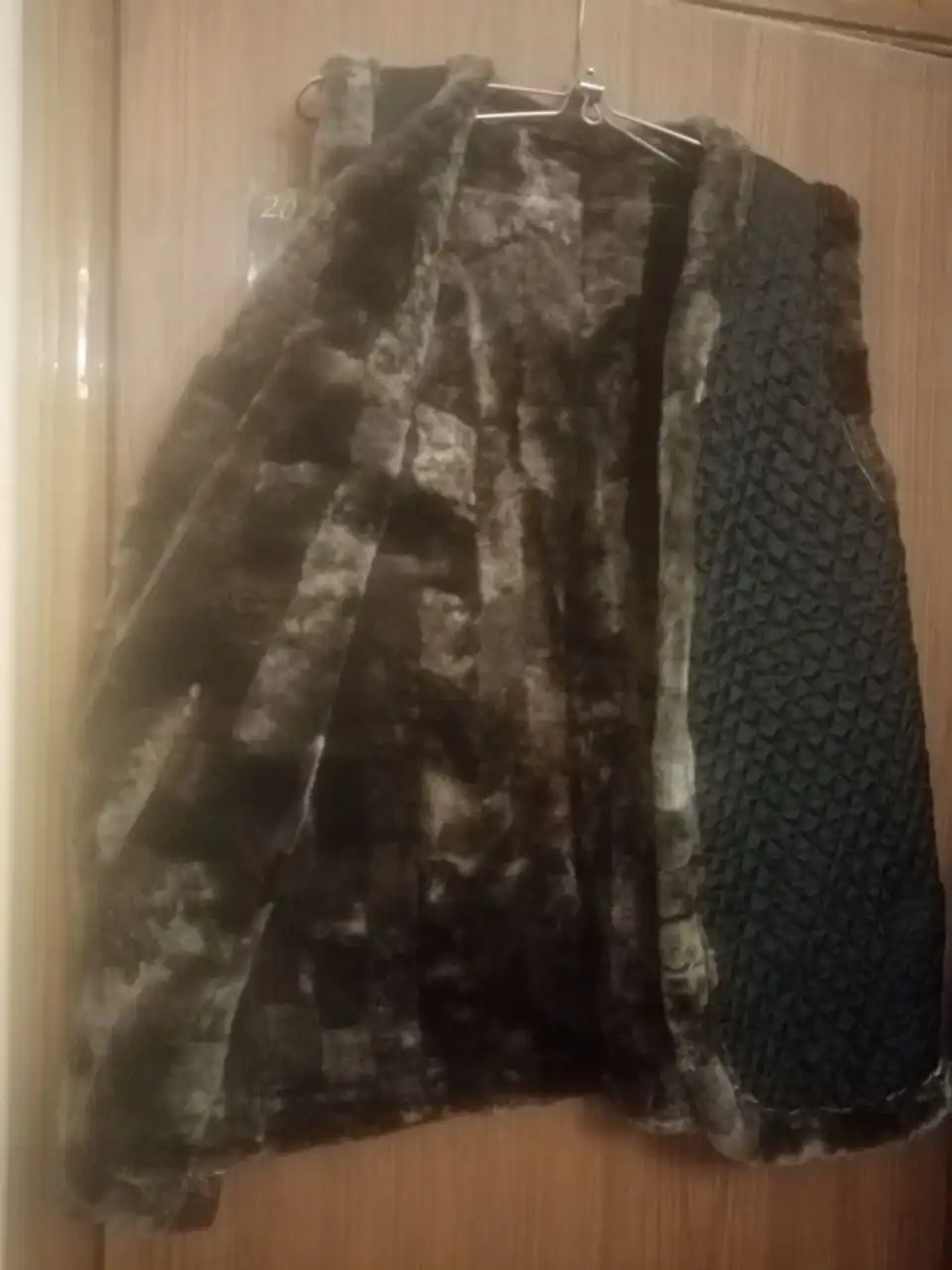 Продам новую жилетку из натуральной цигейки - Верхняя одежда (Одежда) в Белгород