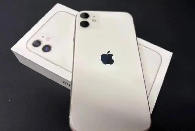Продам iPhone 11 64 ГБ - Смартфоны (Электроника) в Белгород