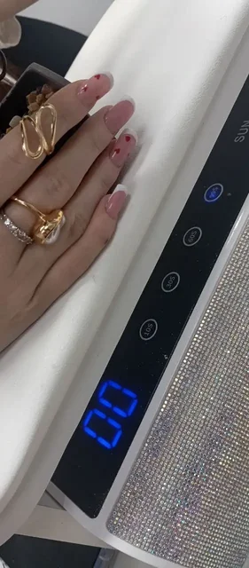 Маникюр и педикюр с акцией к 8 марта - Лаки для ногтей в Белгород