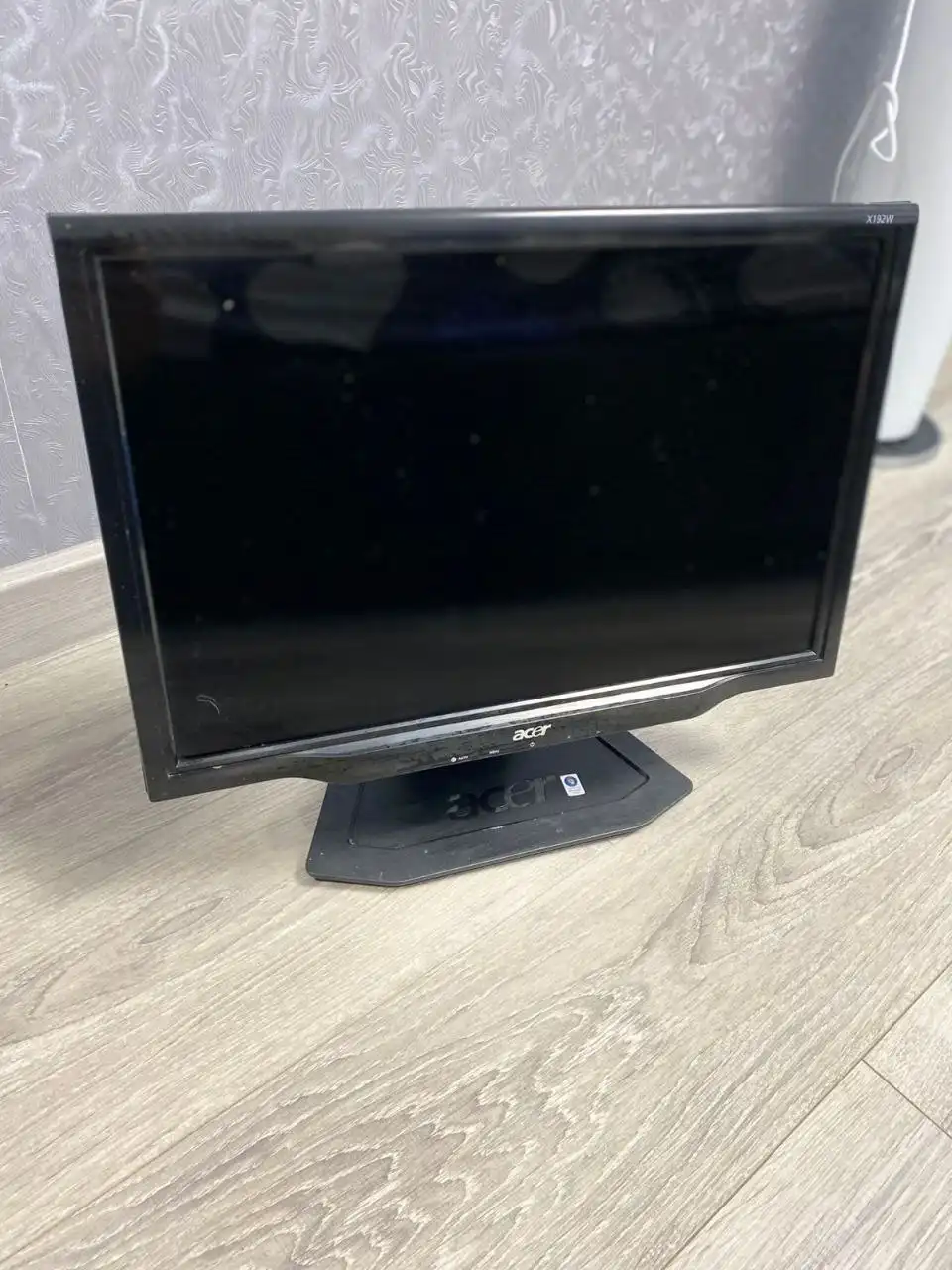 Отдам 2 монитора на запчасти