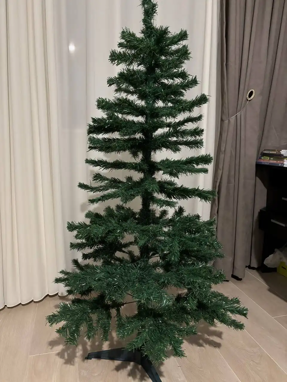 Продажа новогодней елки с игрушками