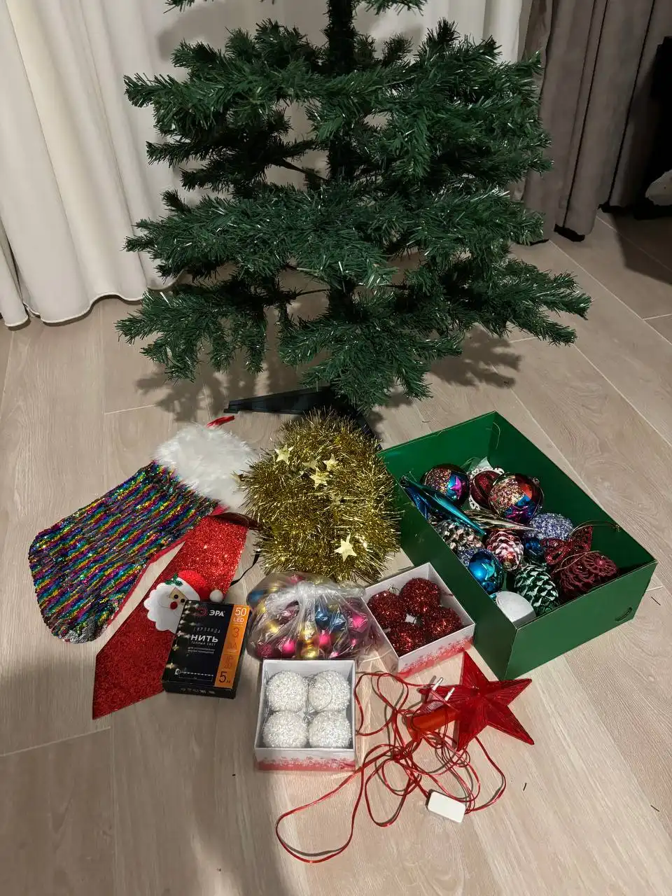 Продажа новогодней елки с игрушками