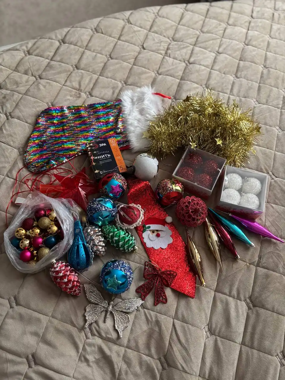 Продажа новогодней елки с игрушками