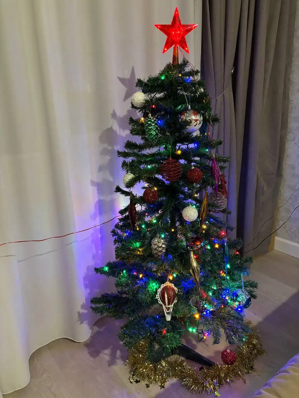 Продажа новогодней ёлки 1,5 м с игрушками и гирляндой