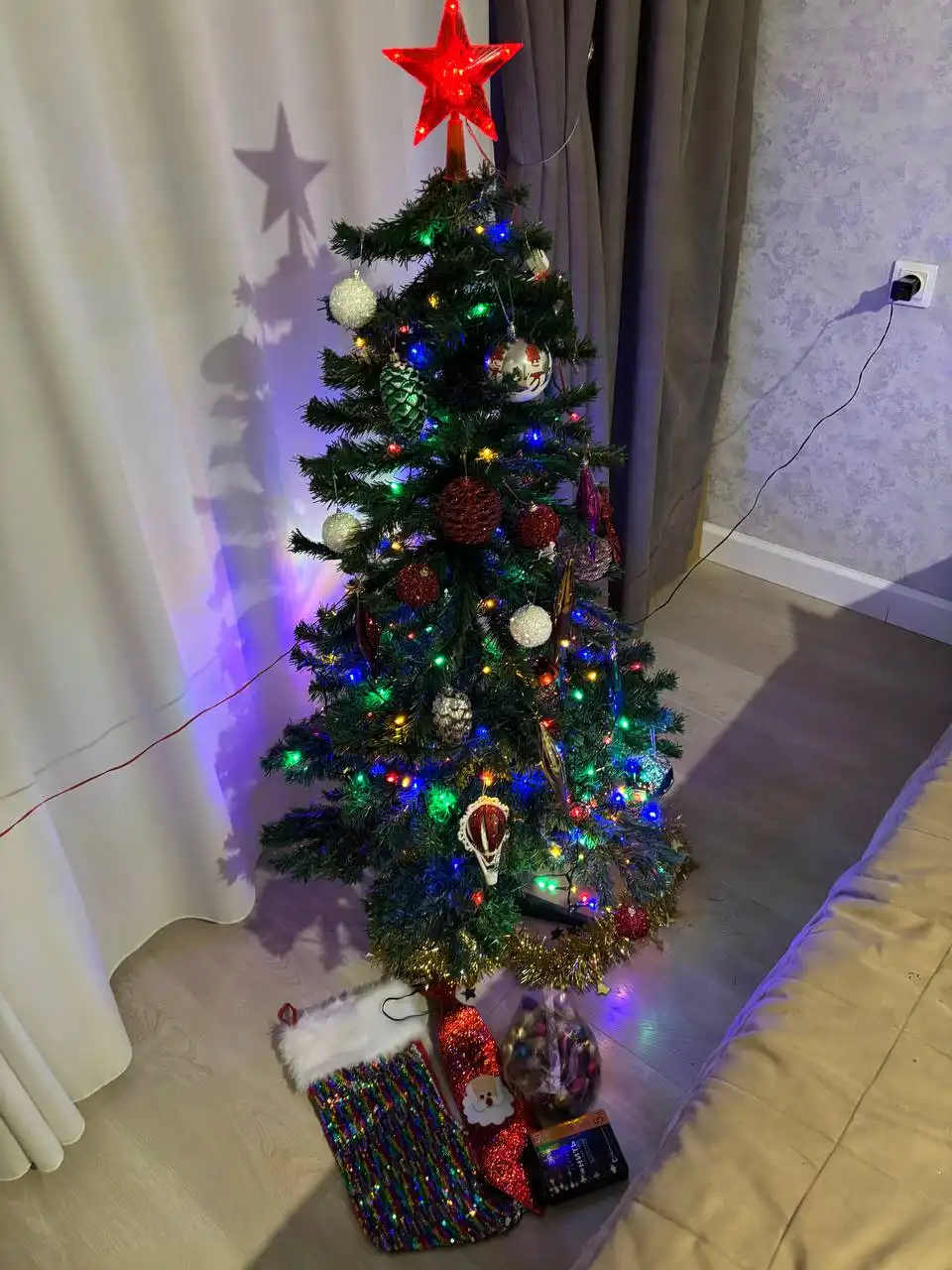 Продажа новогодней ёлки 1,5 м с игрушками и гирляндой