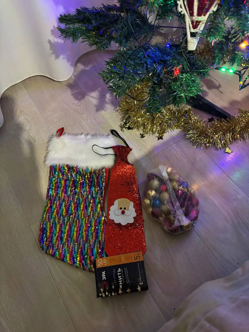 Продажа новогодней елки с украшениями