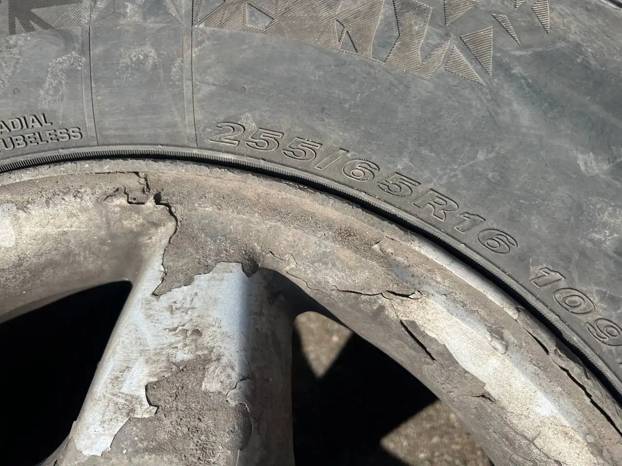 Резина R16 5x112 255/65/16 23 года - Шины и диски (Запчасти) в Калининград